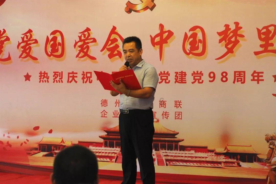 郭富城老婆方媛近照，36岁穿修身裙秀辣妈身材，大长腿很养眼